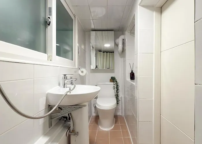 New 7 Minutes From Hongik Station Airport Railroad Airport Bus 3 Minutes 5 People *
