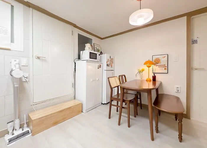 New 7 Minutes From Hongik Station Airport Railroad Airport Bus 3 Minutes 5 People