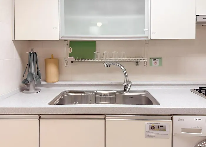 New 7 Minutes From Hongik Station Airport Railroad Airport Bus 3 Minutes 5 People