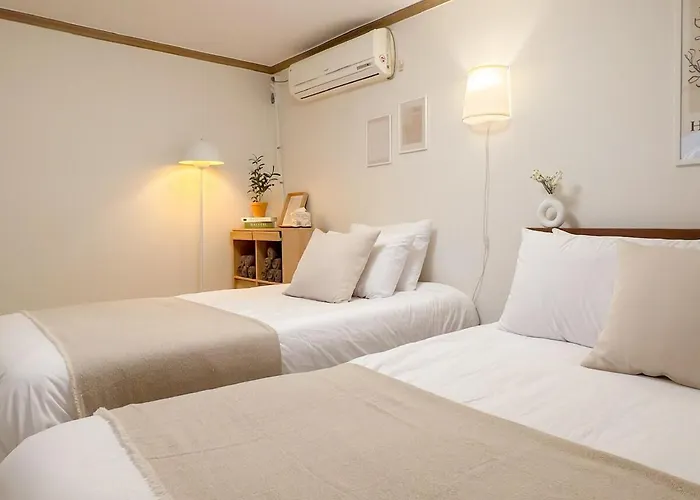 New 7 Minutes From Hongik Station Airport Railroad Airport Bus 3 Minutes 5 People Seul